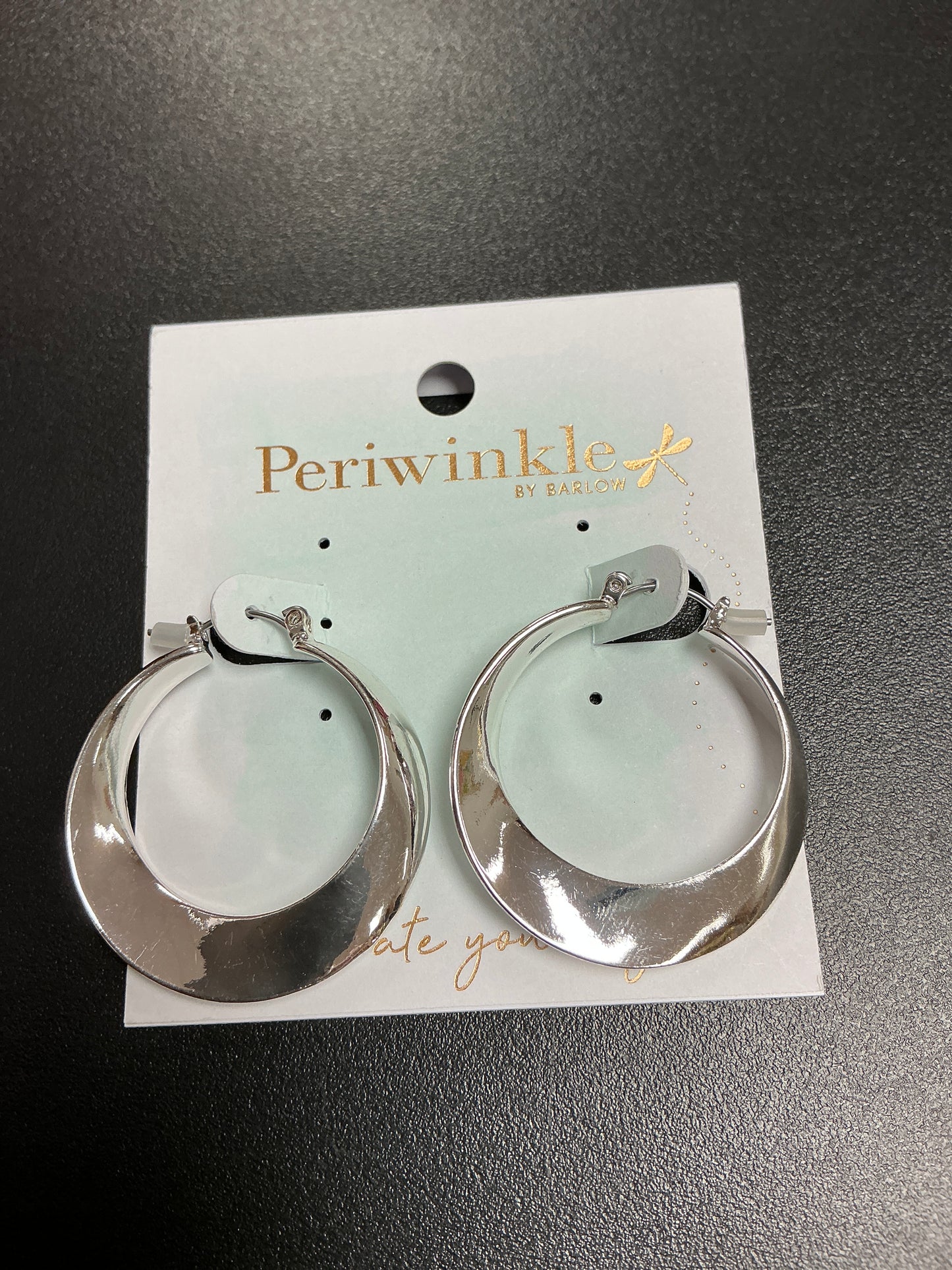 POLISHED HOOP TWIST EARR