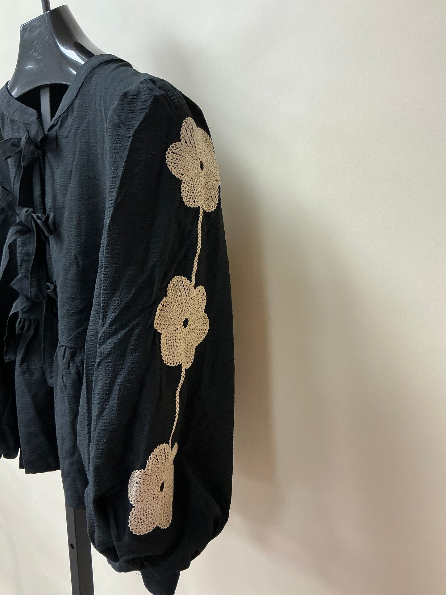 BLK TOP W/FLOWER APPLQ