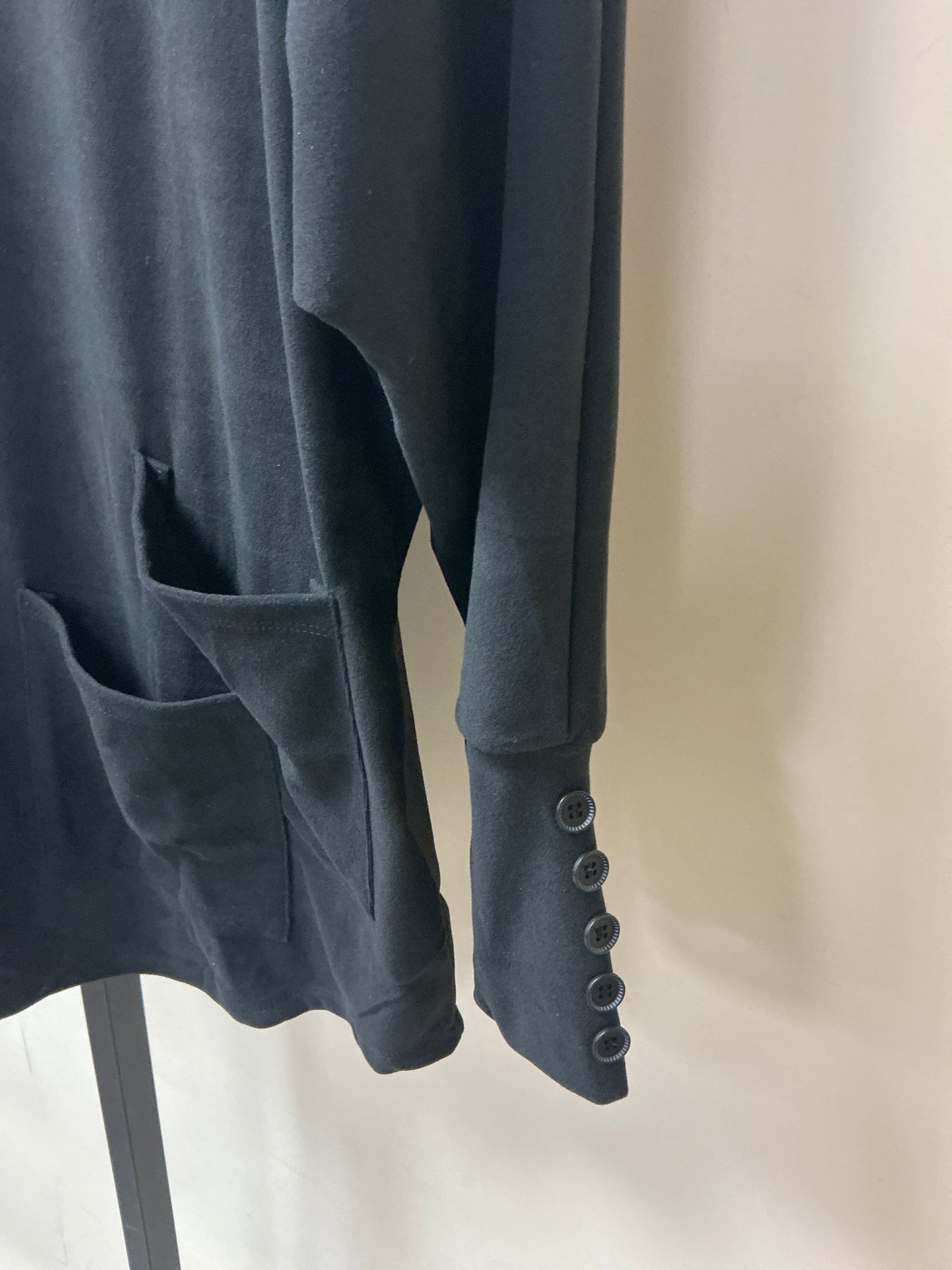 (2433310 TOP W/WRIST BUTTONS