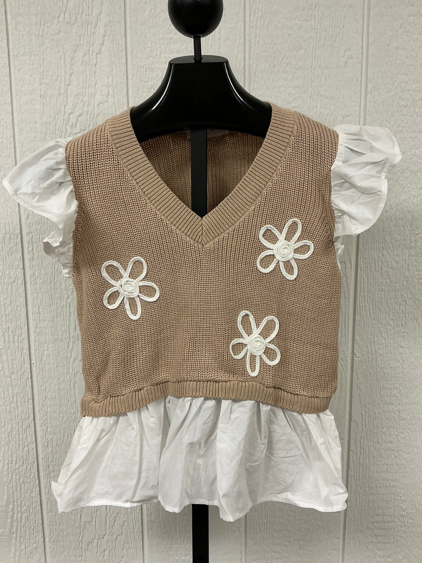 NATURAL EMB RUFFLE SLV TOP