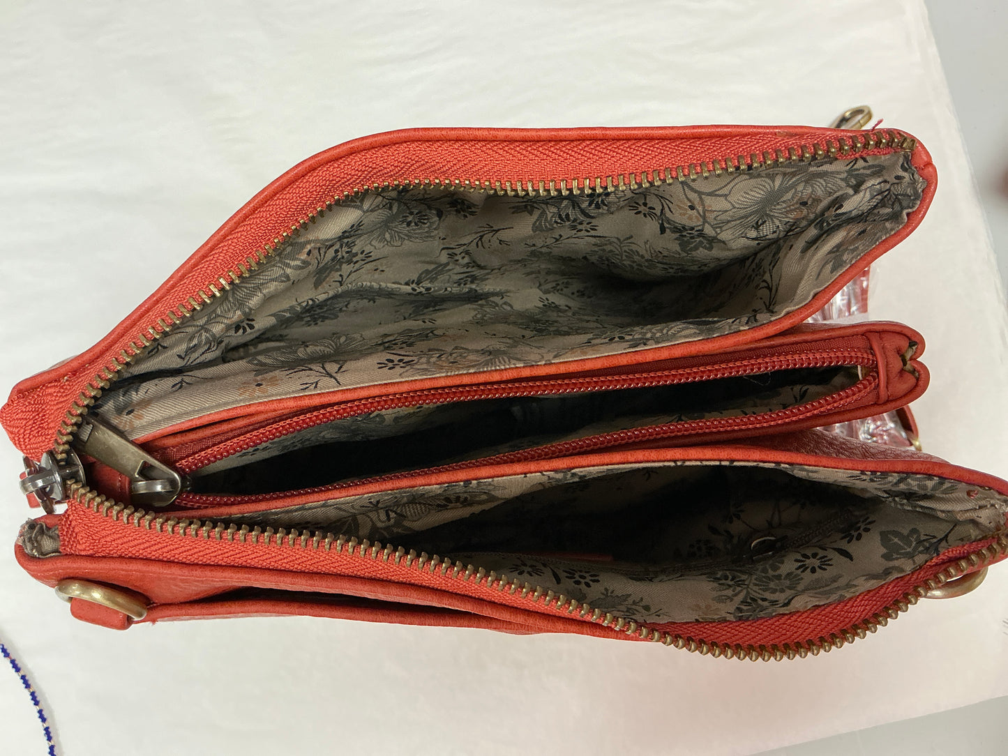 MULTI POCKET COMPACT CROSSBODY BAG