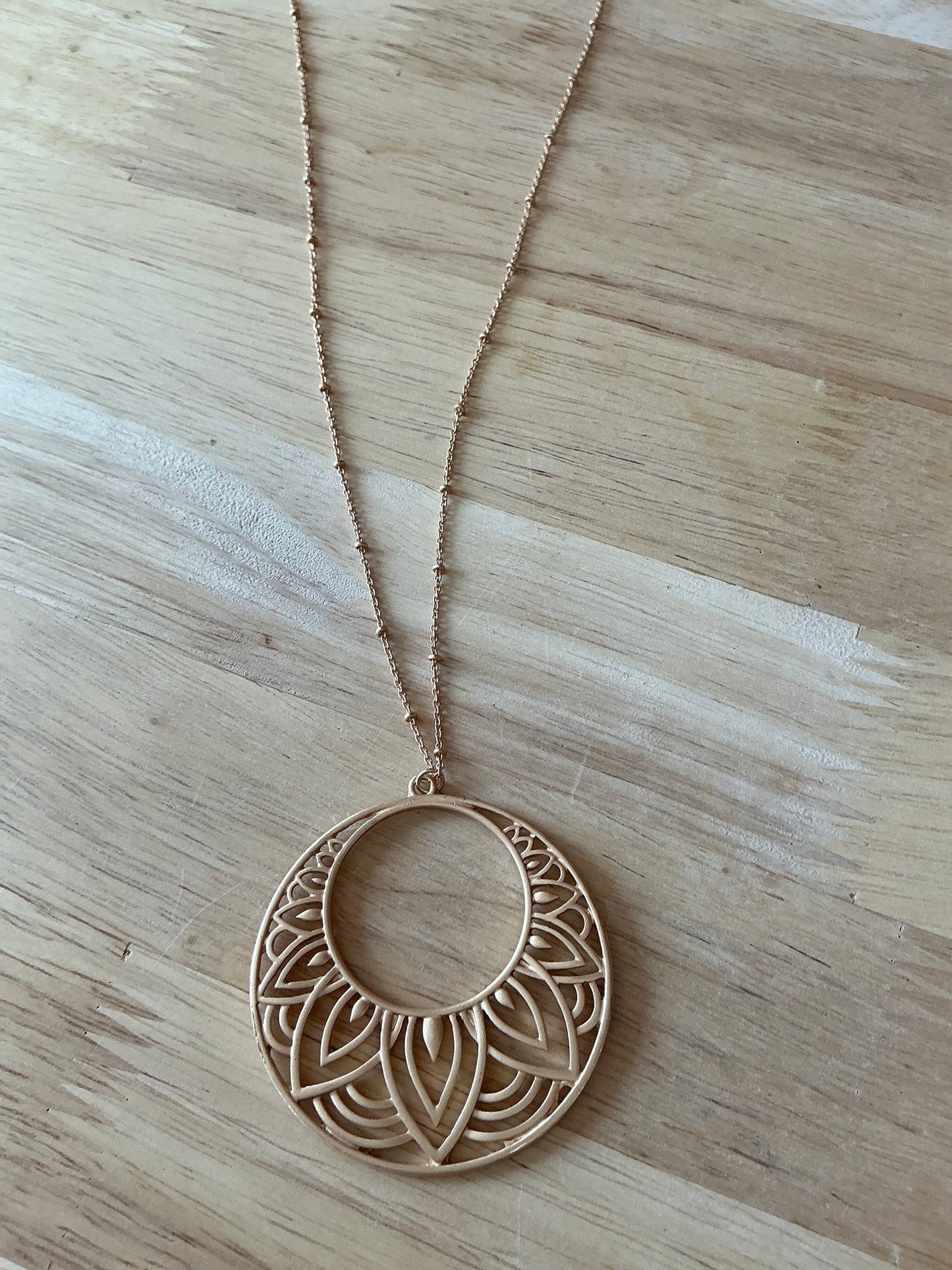 MATTE GOLD PEND NECK