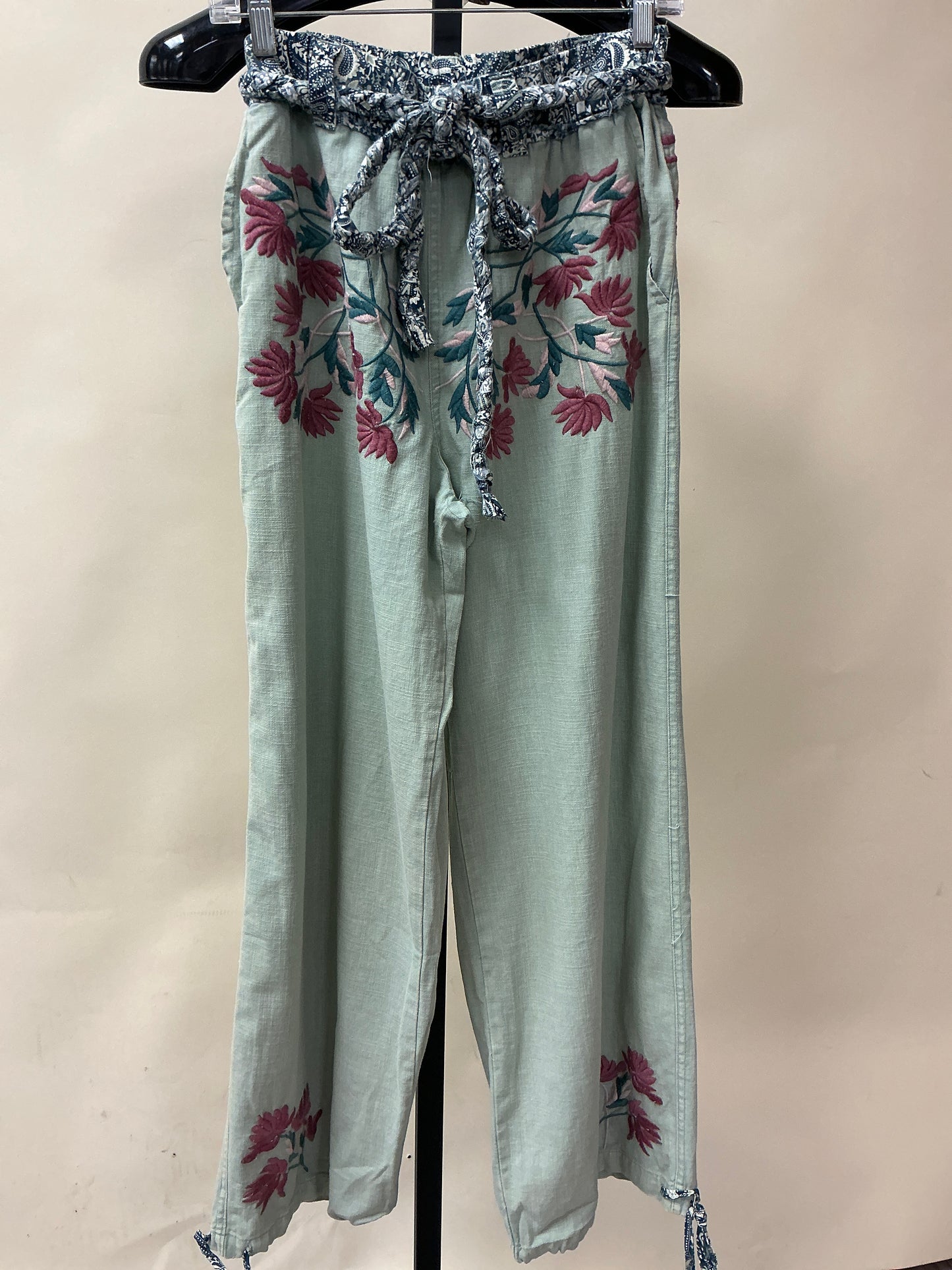 EMB DETAIL PANT W/WAIST TIE