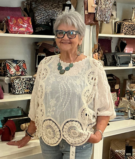 ROUND NCK FLORAL EMB TOP