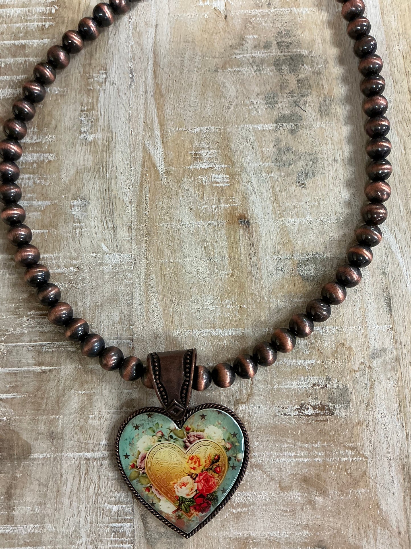 BEADED NECKLACE W/HEART