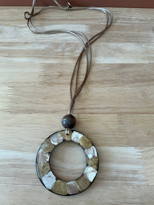 ACRYLIC GOLD/PEARL NCK