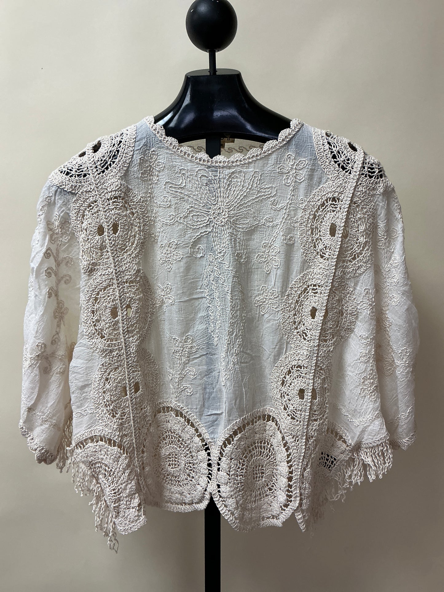 ROUND NCK FLORAL EMB TOP