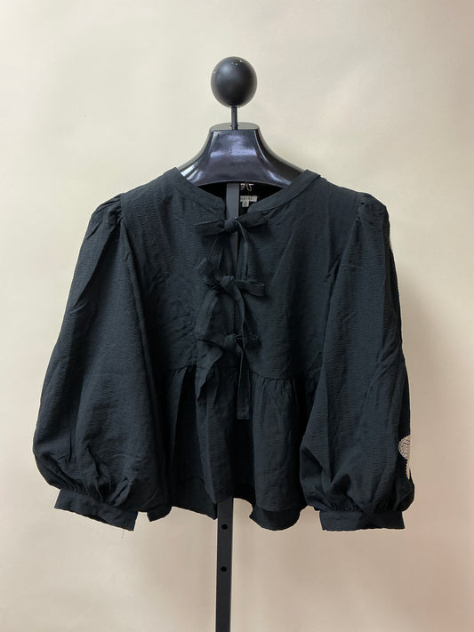 BLK TOP W/FLOWER APPLQ