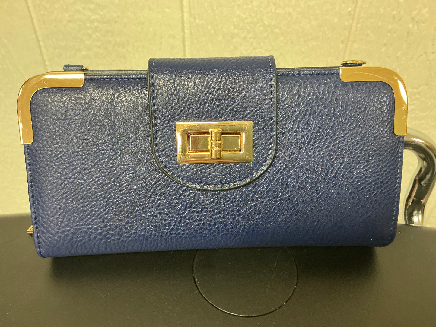 TURN LOCK CROSSBODY WALLET