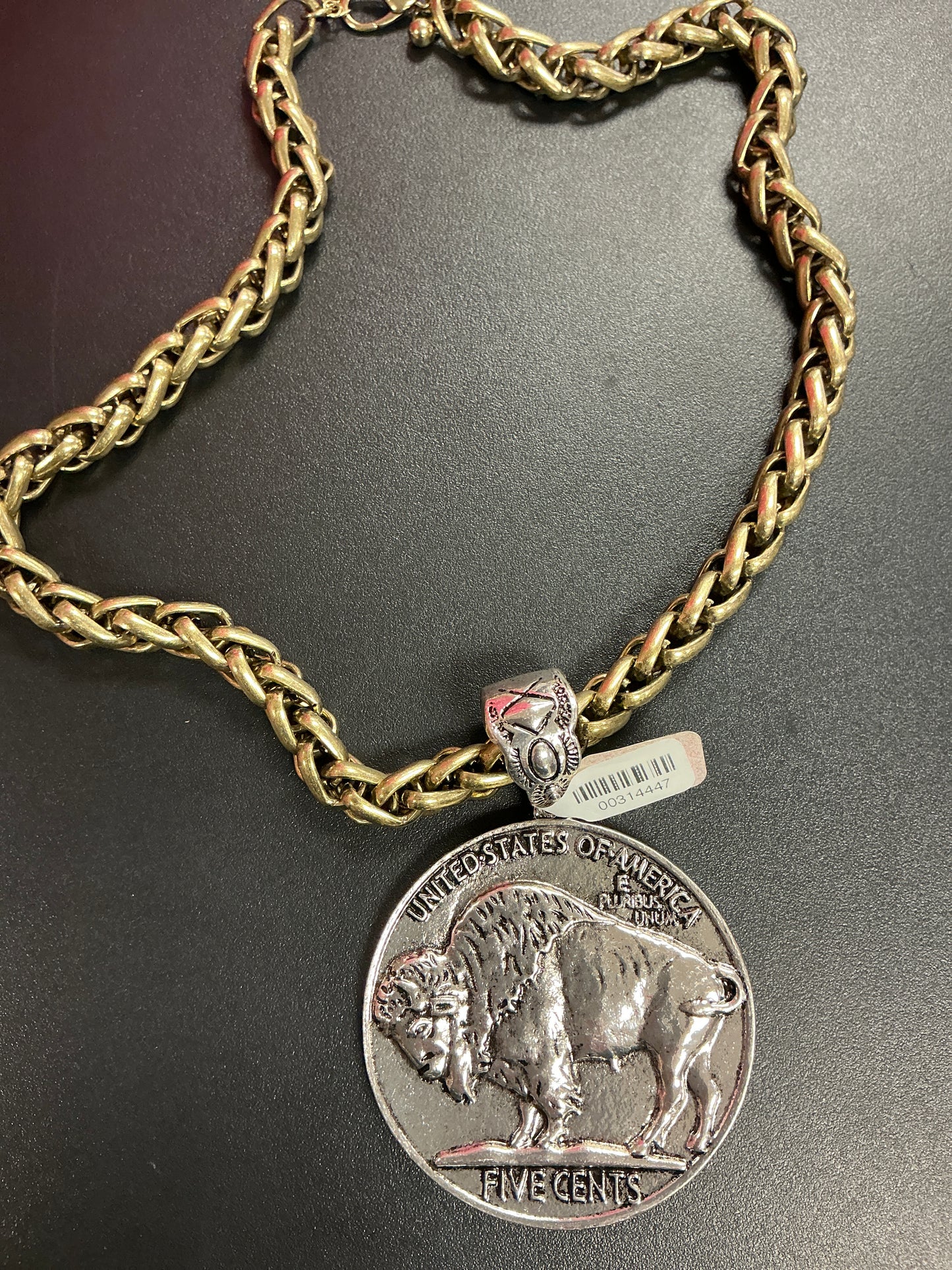 NECKLACE WITH PENDANT